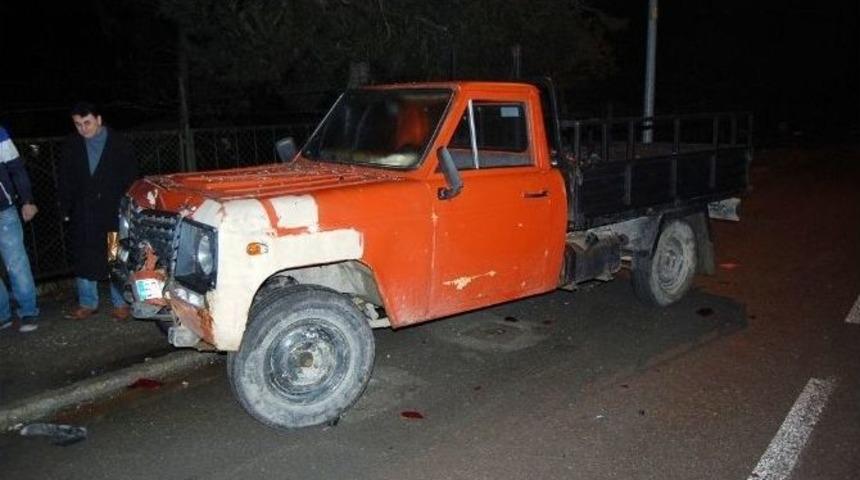 (&ouml;zel Haber) Seyir Halinde Olan Araca Kamyon &Ccedil;arptı: 2 Yaralı