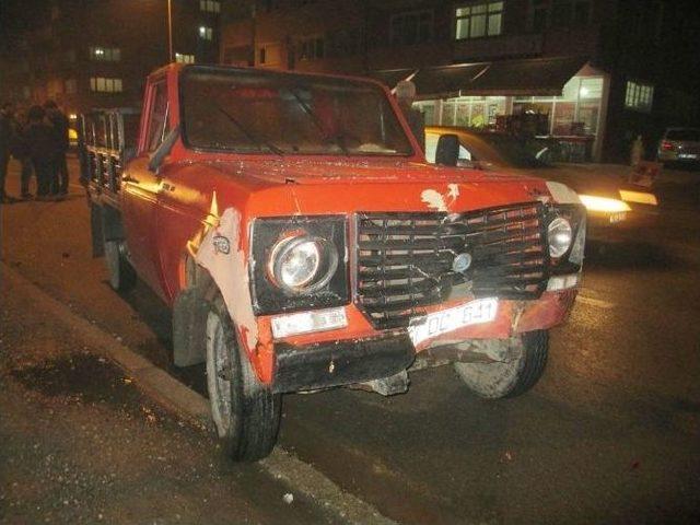 (&ouml;zel Haber) Seyir Halinde Olan Araca Kamyon &Ccedil;arptı: 2 Yaralı 2