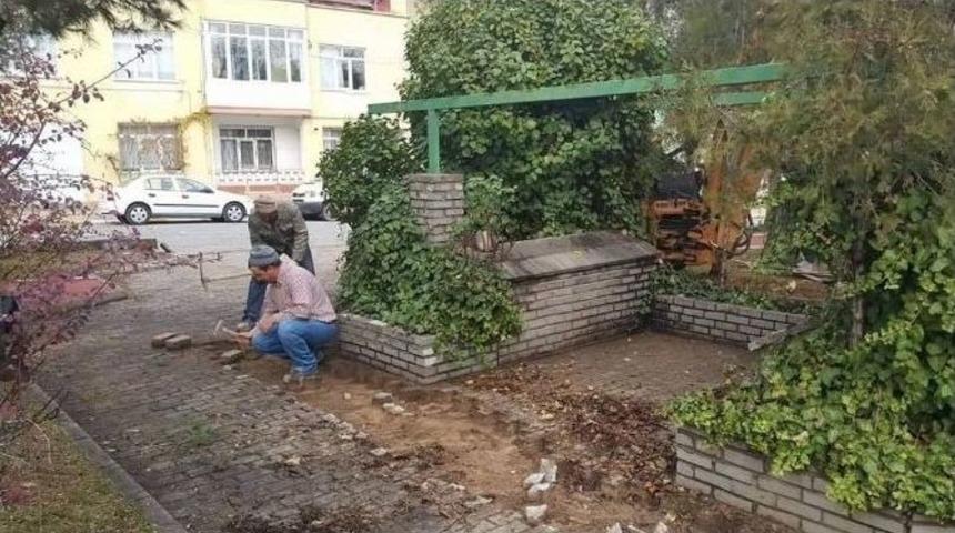Uşak&rsquo;ta Karadede Mezarına Sahip &Ccedil;ıkıldı