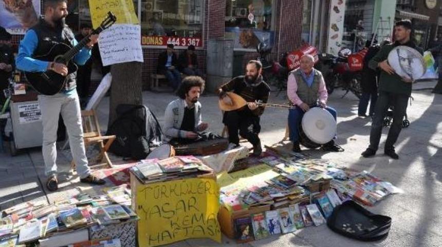 Sokak M&uuml;ziğinden Gelen Bahşişler &Ccedil;ocuklara Kitap Oluyor