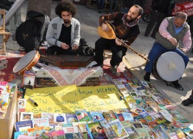 Sokak Müziğinden Gelen Bahşişler Çocuklara Kitap Oluyor