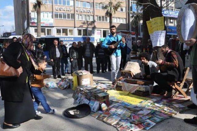 Sokak Müziğinden Gelen Bahşişler Çocuklara Kitap Oluyor