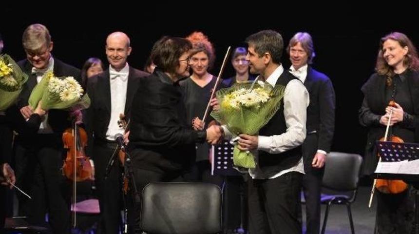 Bağlamanın Orkestra Ile Dansı B&uuml;y&uuml;ledi