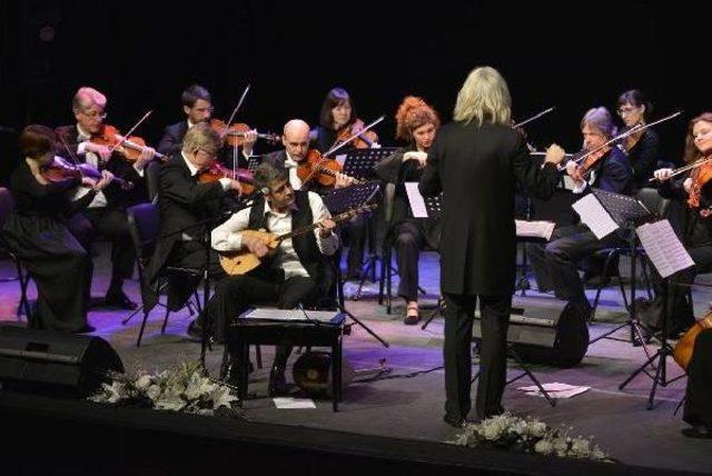 Bağlamanın Orkestra Ile Dansı Büyüledi