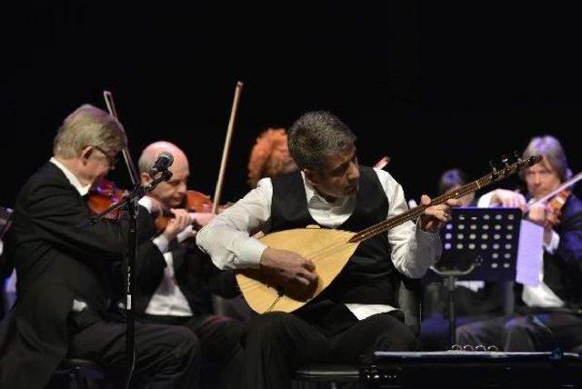 Bağlamanın Orkestra Ile Dansı Büyüledi