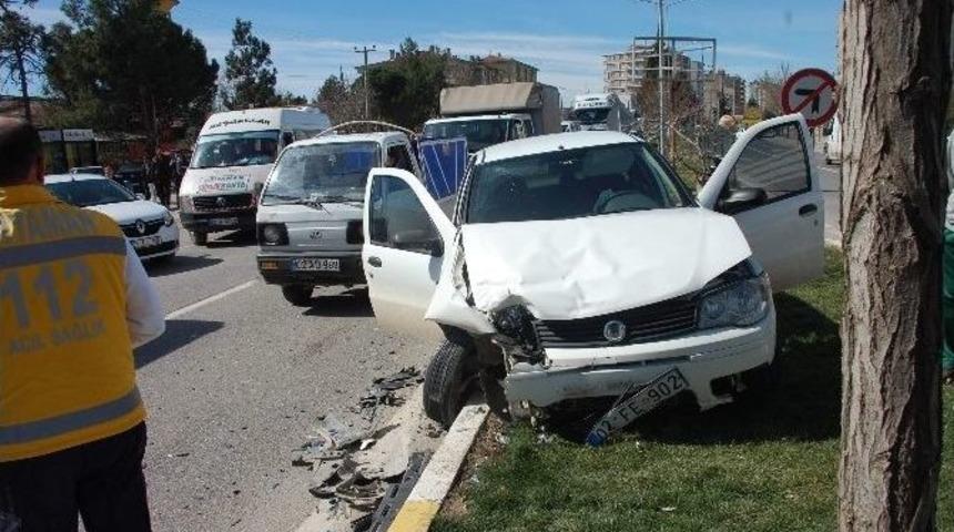 Adıyaman&rsquo;da Otomobiller &Ccedil;arpıştı: 1 Yaralı