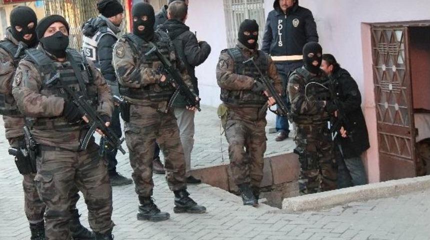 Uyuşturucu Tacirlerine &Ouml;zel Harekatlı Şafak Baskını: 16 G&ouml;zaltı