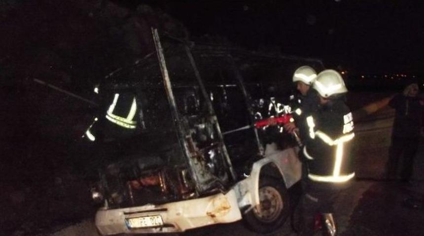 Gaziantep&rsquo;te Seyir Halindeki Minib&uuml;s Cayır Cayır Yandı