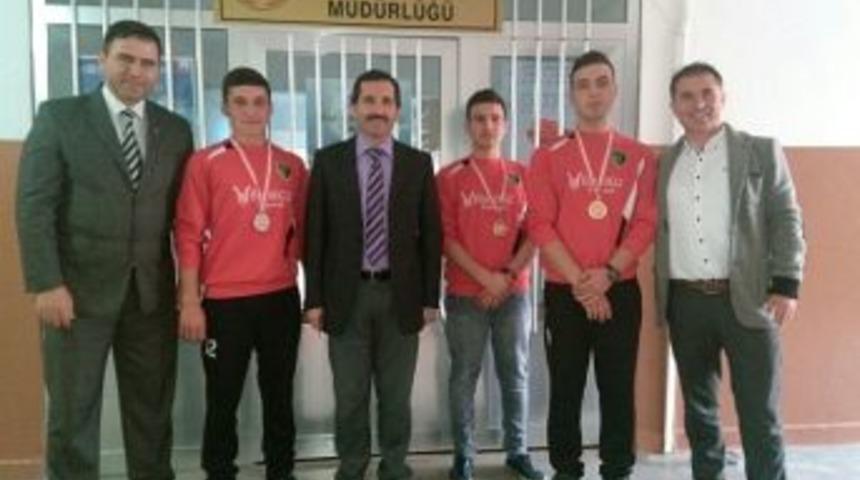 Malkaralı G&uuml;reş&ccedil;ilerden İl&ccedil;e Milli Eğitim M&uuml;d&uuml;r&uuml; Sara&ccedil;&rsquo;a Ziyaret