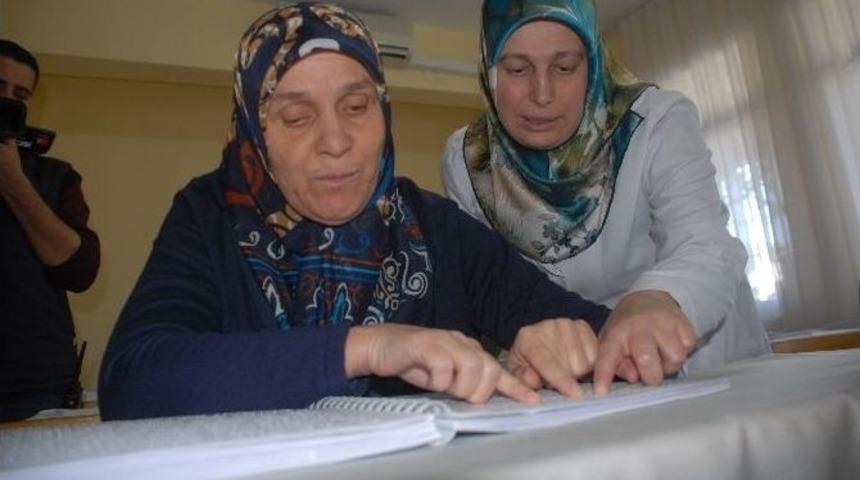 Fethiye&rsquo;de G&ouml;rme Engelli Bayan Kuran&rsquo;ı Braille Alfabesiyle &Ouml;ğreniyor