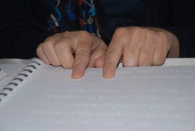 Fethiye’de Görme Engelli Bayan Kuran’ı Braille Alfabesiyle Öğreniyor