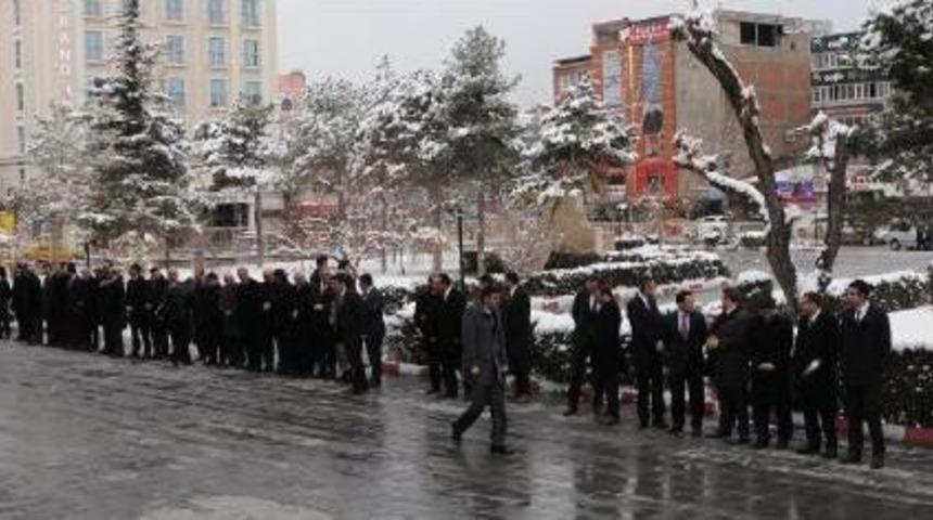 Van'ın Yeni Valisi I&ccedil;in Eksi 2 Derecede Karşılama Kuyruğu