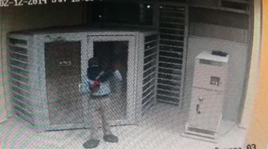 Galoşlu Ve Maskeli Banka Soygun Girişimcisi Yakalandı