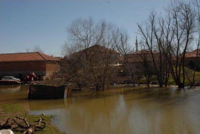 Baraj Kapakları Açıldı, Tarım Arazilerini Su Bastı