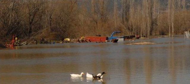 Baraj Kapakları Açıldı, Tarım Arazilerini Su Bastı