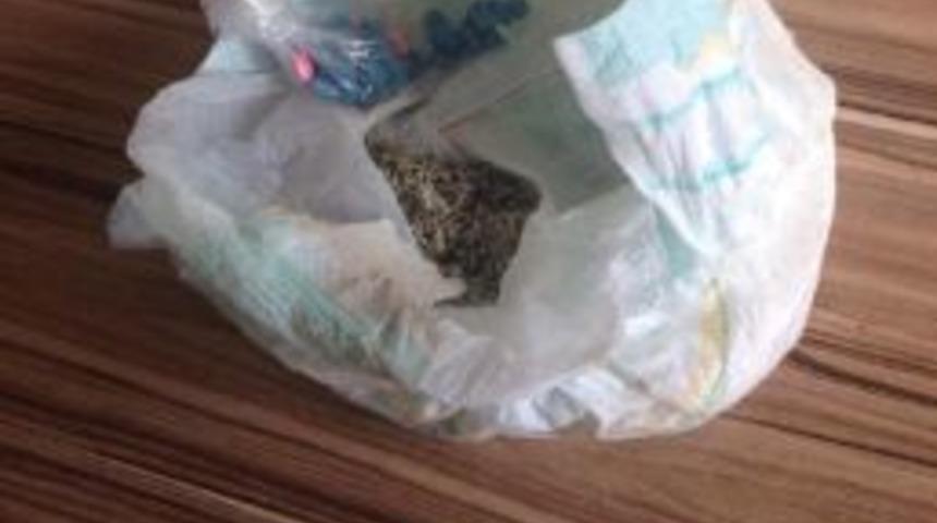 '&ccedil;&ouml;pe Atıyorum' Dediği &Ccedil;ocuk Bezinden Uyuşturucu &Ccedil;ıktı