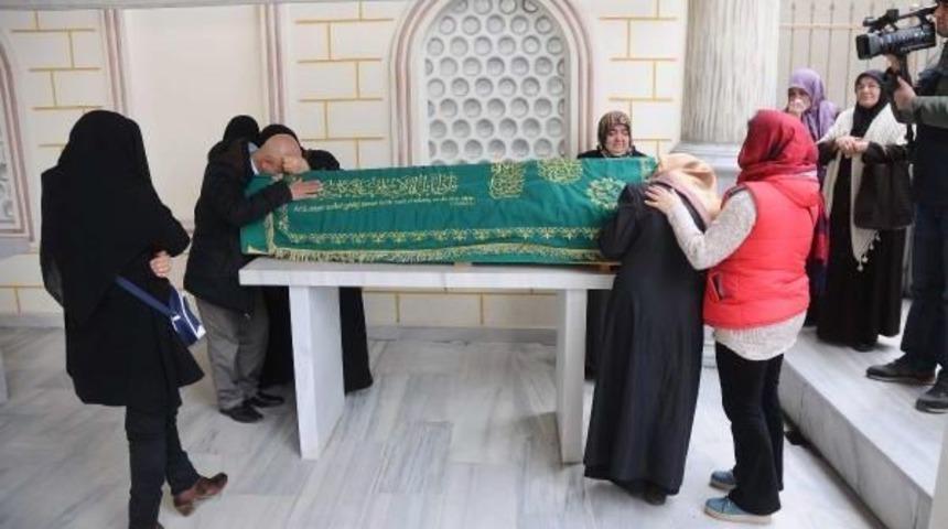 &Ouml;ld&uuml;r&uuml;len Kızına "beni Bırakıp Gitme Annem, Gitme" Diye Seslendi