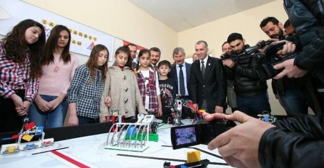 Gen&ccedil; Mucitlerden 15 Farklı G&ouml;rev Yapan Robot