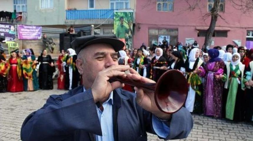 Beyt&uuml;şşebap'ta Erkekler Kadınları Karanfillerle Karşıladı