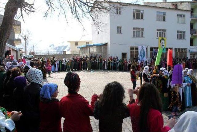 Beytüşşebap'ta Erkekler Kadınları Karanfillerle Karşıladı