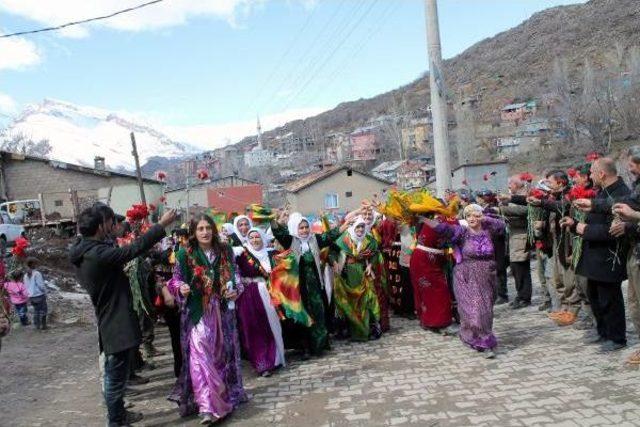 Beytüşşebap'ta Erkekler Kadınları Karanfillerle Karşıladı