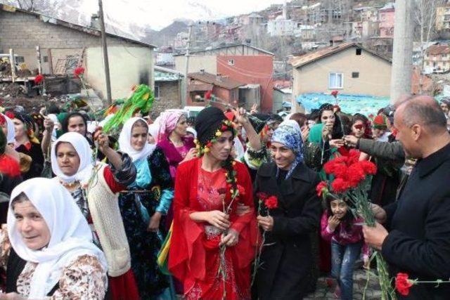 Beytüşşebap'ta Erkekler Kadınları Karanfillerle Karşıladı