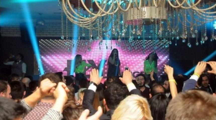 Şarkıcı Demet Akalın&rsquo;dan, Meslektaşı Seki&rsquo;ye Sigara S&ouml;z&uuml;