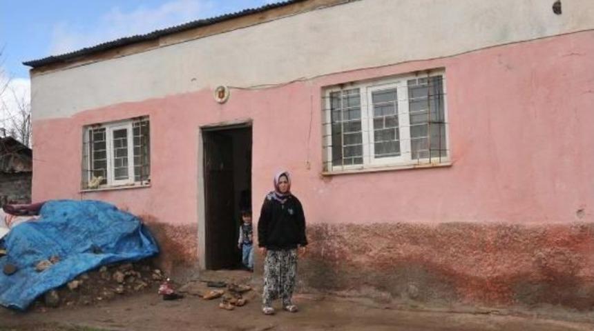 Eşi Asker Olan Gen&ccedil; Kadın 3 &Ccedil;ocuğuyla Yaşam Savaşı Veriyor