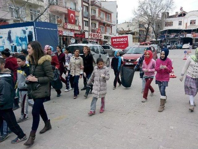 Öğrenciler Çevre Temizliği Yaptı