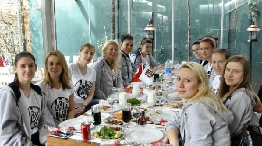 Beşiktaş Başkanı Orman, Kadın Sporculara Yemek Verdi