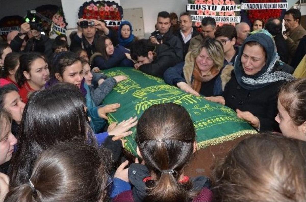 &Ouml;ğrenciler, &Ouml;ğretmenlerine Ağladı