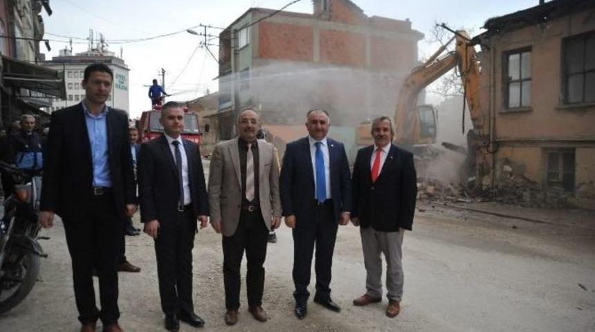 Orhangazi&rsquo;de Kamulaştırılan Binalar Yıkılıyor