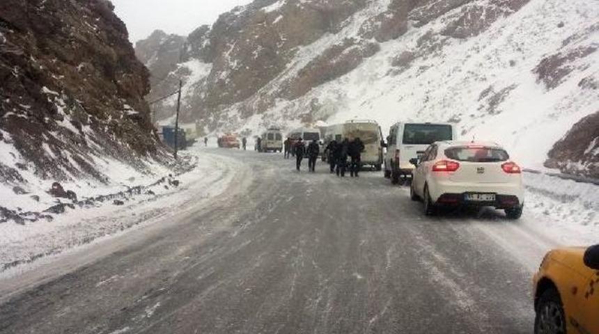 Van'ın G&uuml;zeldere Ge&ccedil;idi'nde Onlarca Ara&ccedil; Yolda Kaldı