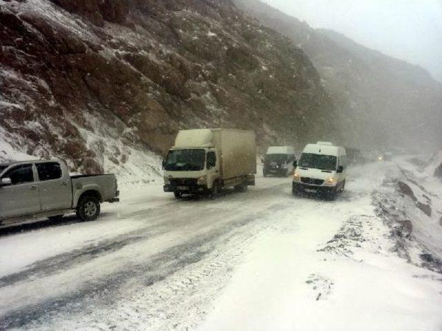 Van'ın Güzeldere Geçidi'nde Onlarca Araç Yolda Kaldı