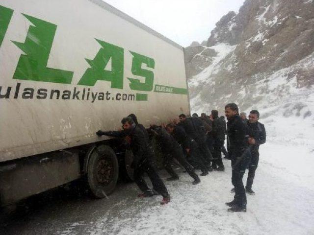 Van'ın Güzeldere Geçidi'nde Onlarca Araç Yolda Kaldı