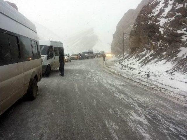 Van'ın Güzeldere Geçidi'nde Onlarca Araç Yolda Kaldı