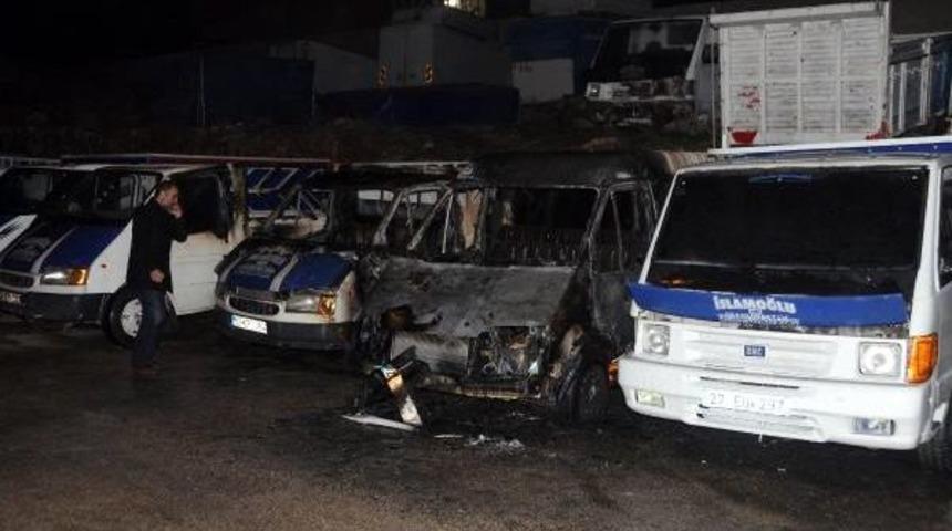 Gaziantep'te Park Halindeki 4 Ara&ccedil; Yandı