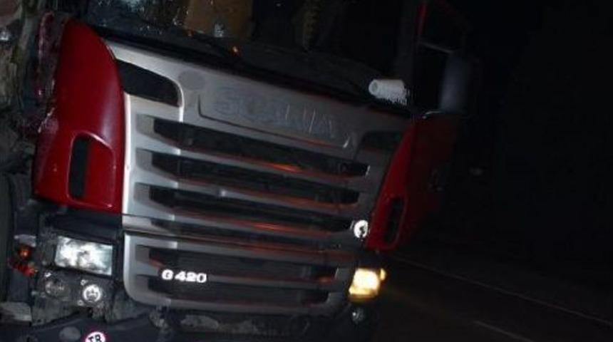 Tır, Otomobil Ve Minib&uuml;se &Ccedil;arptı: 1 Yaralı