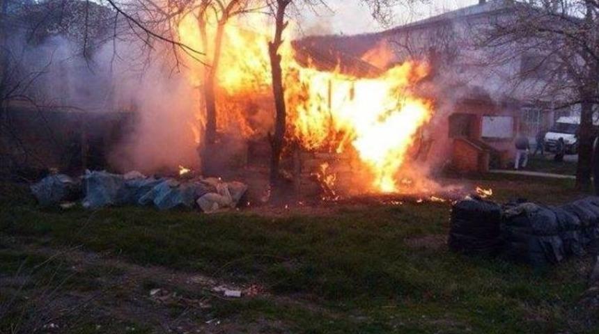 &Ccedil;ıkan Yangında Ahır Ve Samanlık Kullanılmaz Hale Geldi