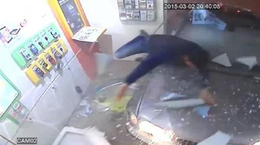 Kaldırımda Y&uuml;r&uuml;yen Gen&ccedil; &Ouml;l&uuml;mden B&ouml;yle D&ouml;nd&uuml;