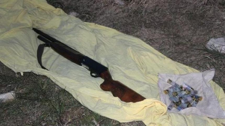 Polisi G&ouml;r&uuml;nce T&uuml;feği Bırakıp Ka&ccedil;tı