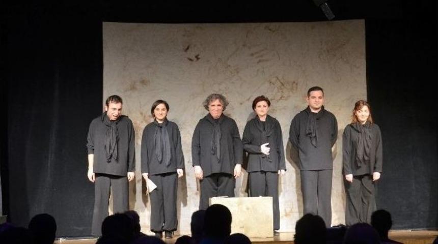 &rsquo;bavuldaki Hayatlar&rsquo; Kuklalı Gen&ccedil;lik Oyunu Ag&uuml;&rsquo;de Sahnelendi