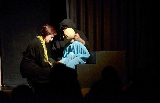 &rsquo;bavuldaki Hayatlar&rsquo; Kuklalı Gen&ccedil;lik Oyunu Ag&uuml;&rsquo;de Sahnelendi 1