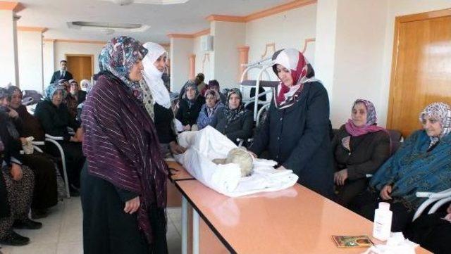 Baskil'de Kadın Cenazesi Yıkama Kursu
