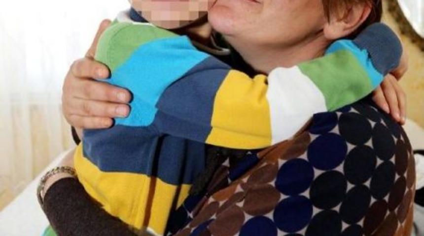 Engelli &Ccedil;ocuğu Sahiplenen Koruyucu Anneye 'yılın Annesi' &Ouml;d&uuml;l&uuml;