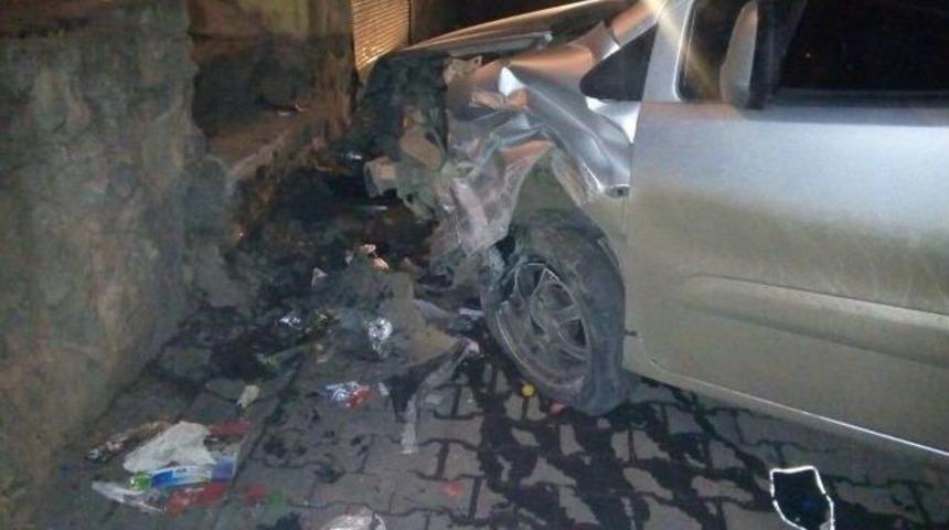 Alkoll&uuml; S&uuml;r&uuml;c&uuml; Kaza Sonrası Arabayı Bırakıp Ka&ccedil;tı