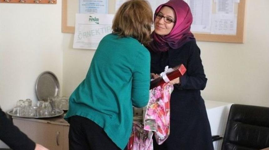 Atat&uuml;rk İlkokulu Okul İdaresinden Bayan &Ouml;ğretmenlere Jest