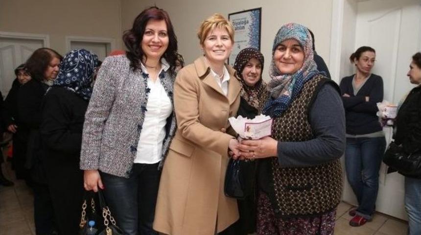 Kadınlar G&uuml;n&uuml;n&uuml; Oynayarak Kutladılar