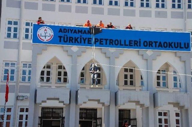 İlköğretim Okulunda Deprem Tatbikatı