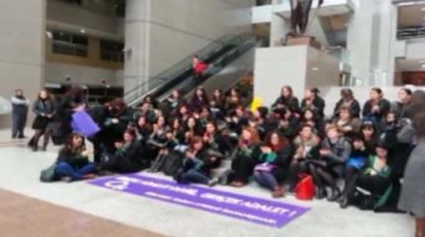 Kadın Avukatlardan Adliyede Oturma Eylemi